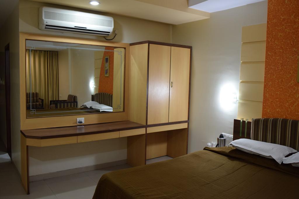 Jai Residency Hotel Gandhidham Phòng bức ảnh